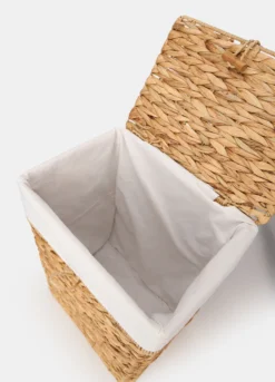 Cesto da bucato intrecciato con coperchio