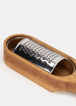 Grattugia con manico in legno