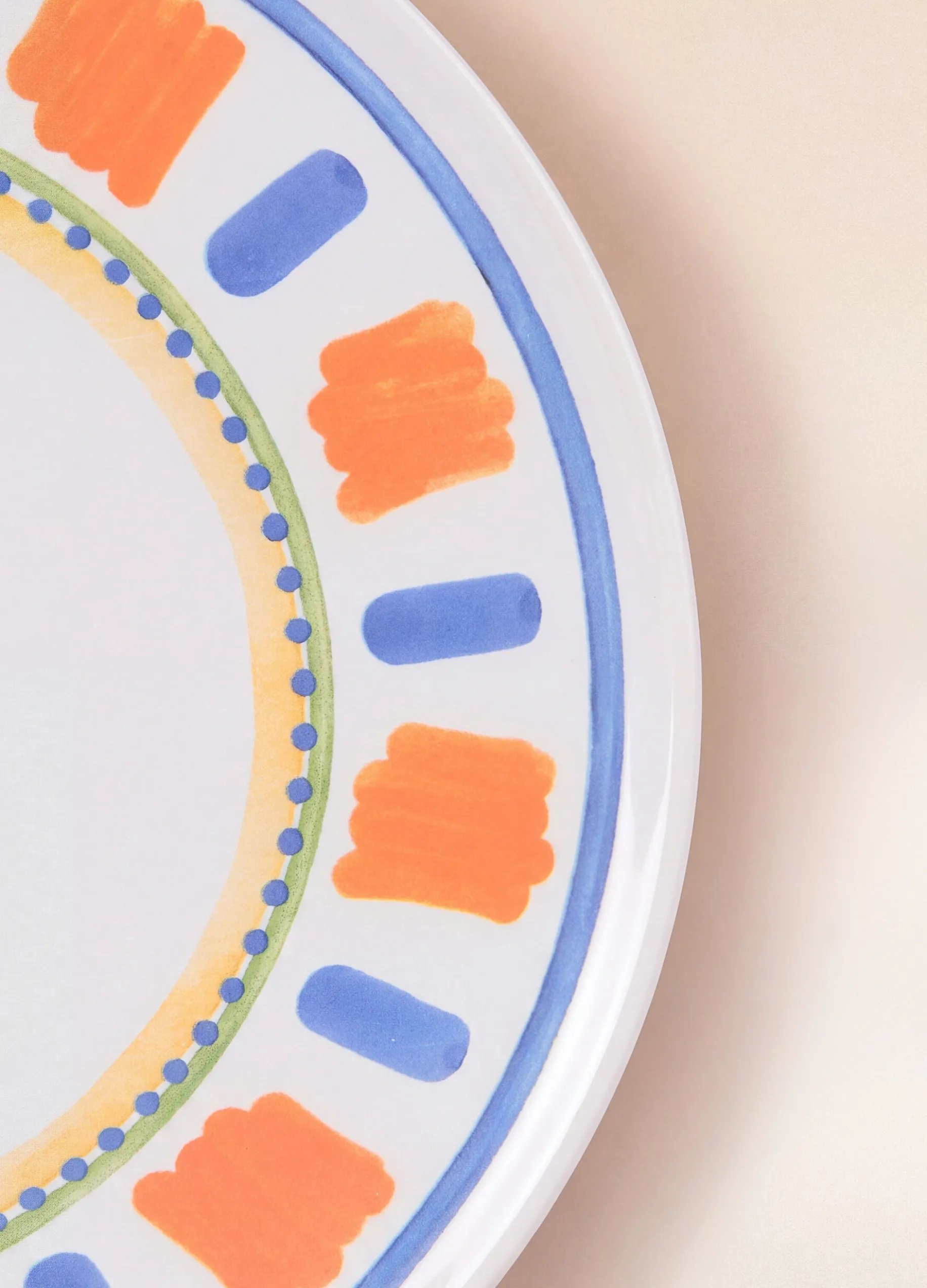 Piatto da pizza in ceramica con orlo decorato