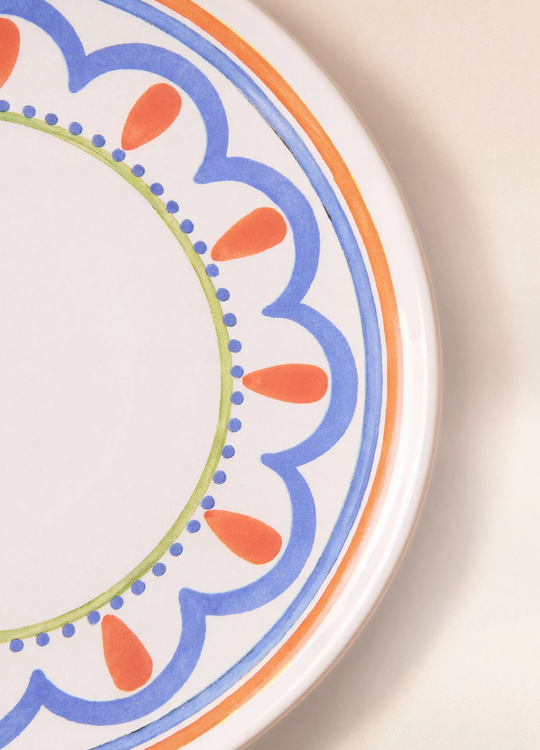 Piatto da pizza in ceramica con orlo decorato