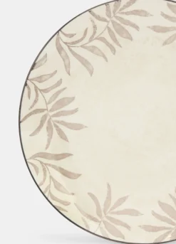 Piatto piano in ceramica con foglie